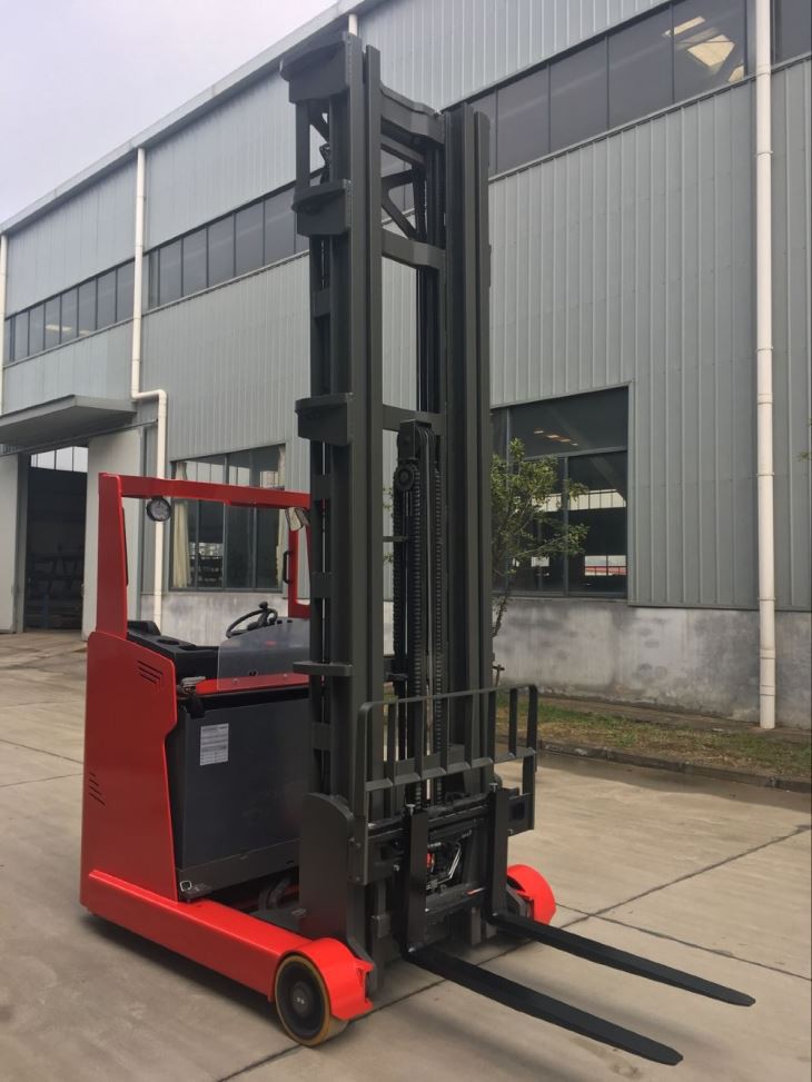 Chariot à mât rétractable électrique assis orienté vers le côté 1600 kg INDUSTRIEL