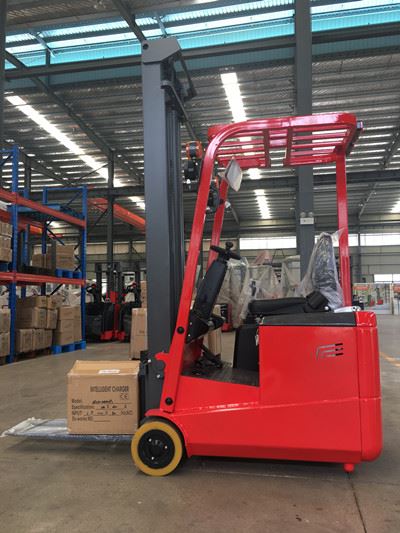 Chariot élévateur à contrepoids électrique à trois pivots 1500 kg élévateur alimenté par batterie