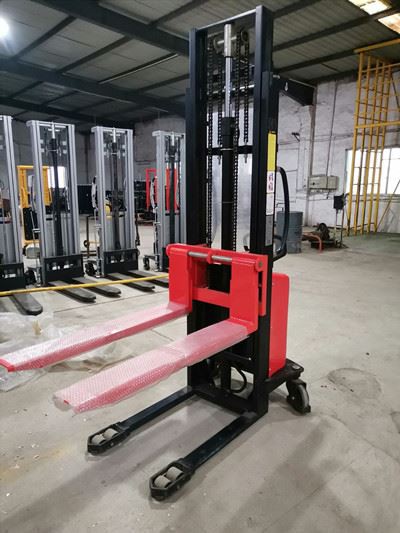 Gerbeur semi-électrique Series1500kg Chariot élévateur de chargement à vendre