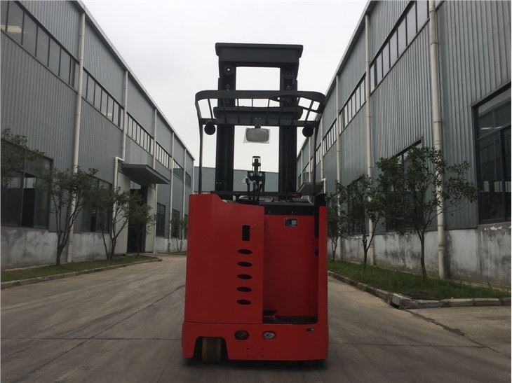 Electric Reach Forklift