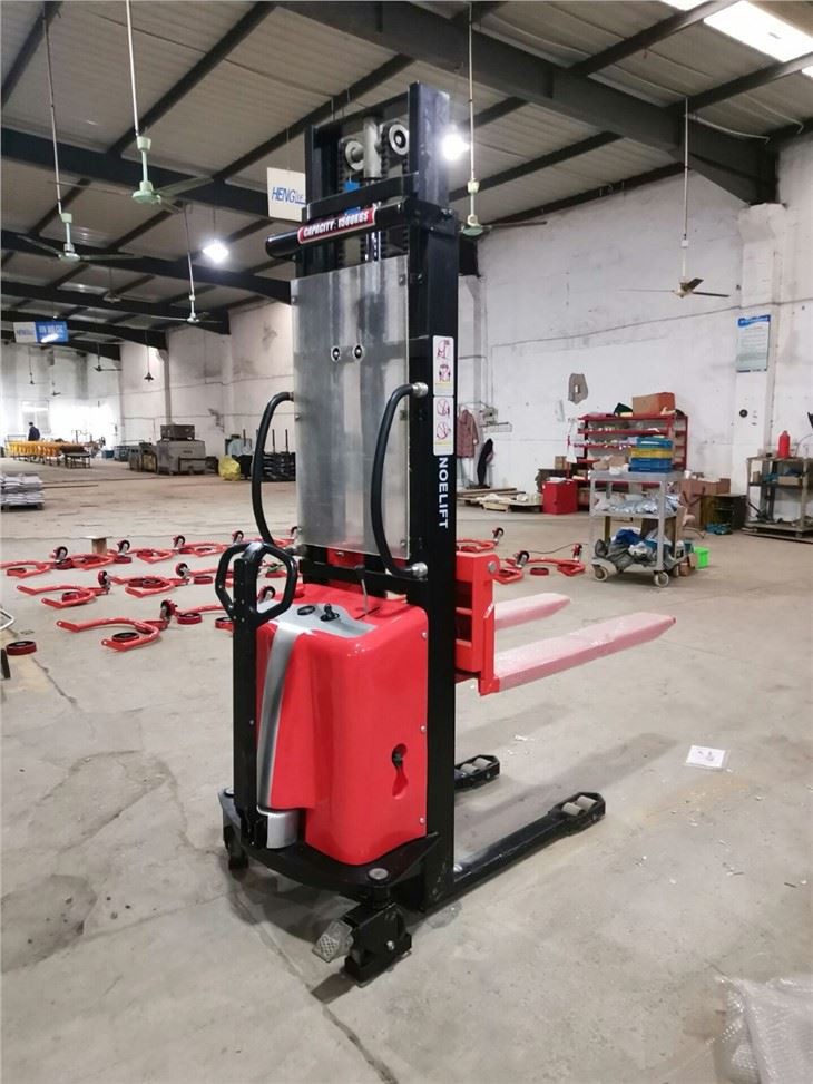 New Semi-Electric Lift Stacker Forklift With Adjusted Forks Manufacturers
